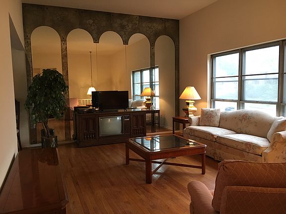 Living Room: 17' x 12.5'