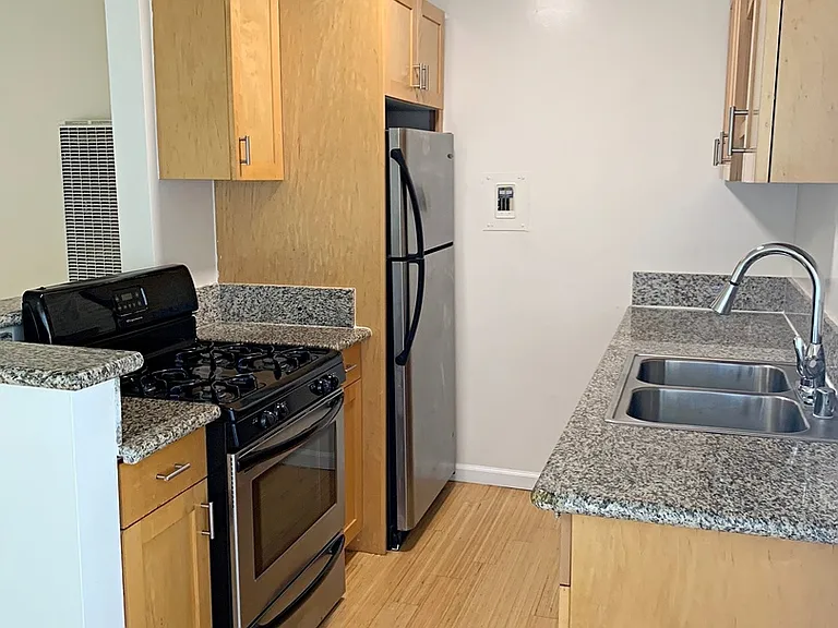12811 Caswell Ave — Photo 6