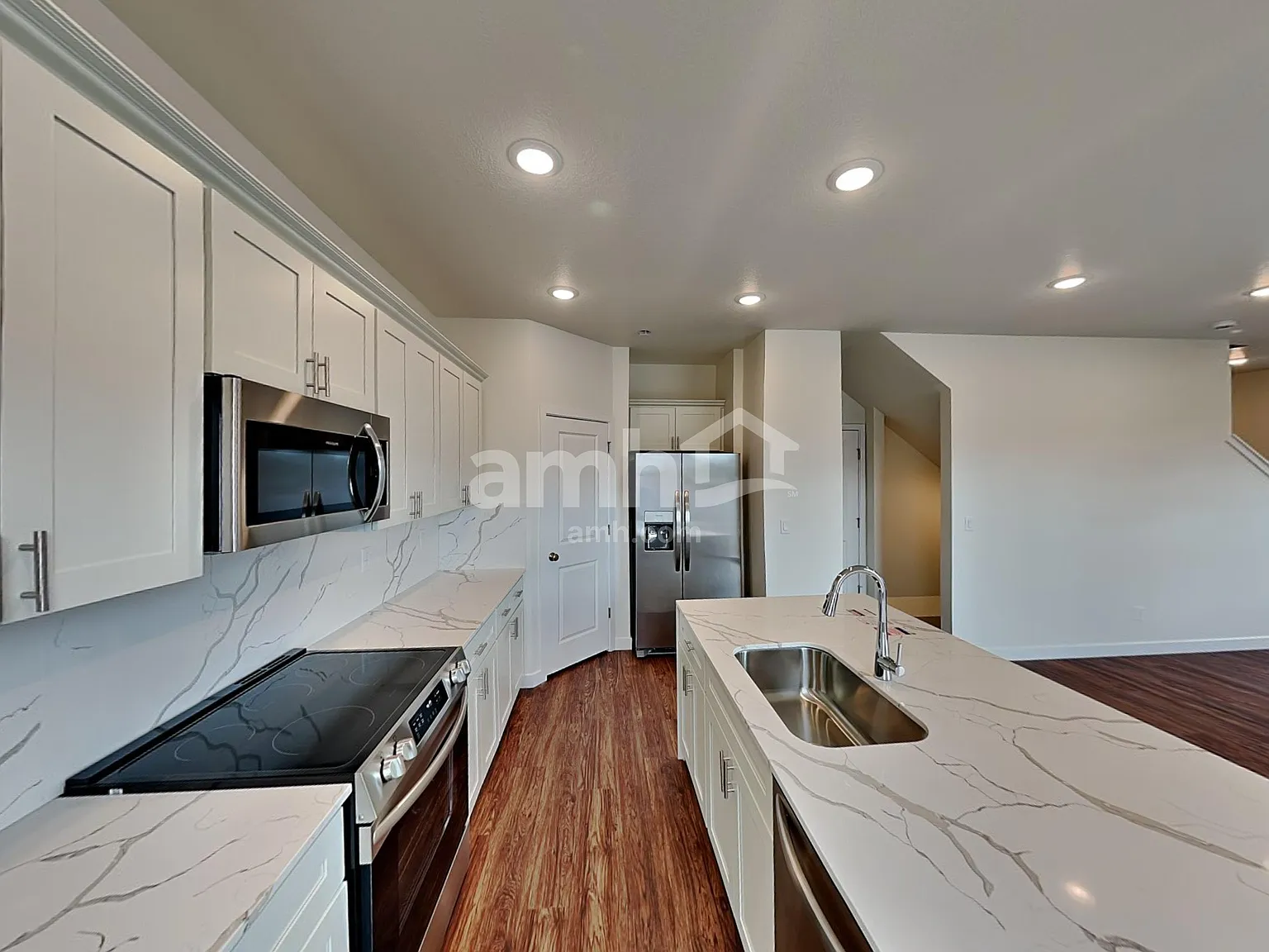 6 bed, 3.5 bath, 2451 sqft, $3,045 — Photo 3