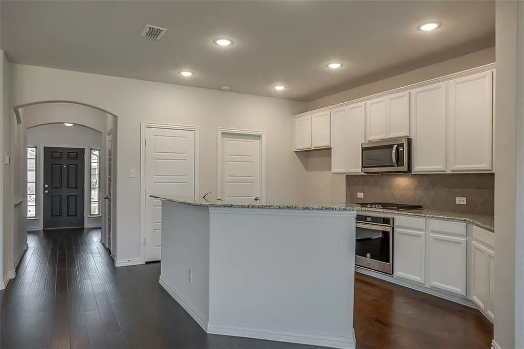 3 bed, 1711 sqft, $2,299 — Photo 2