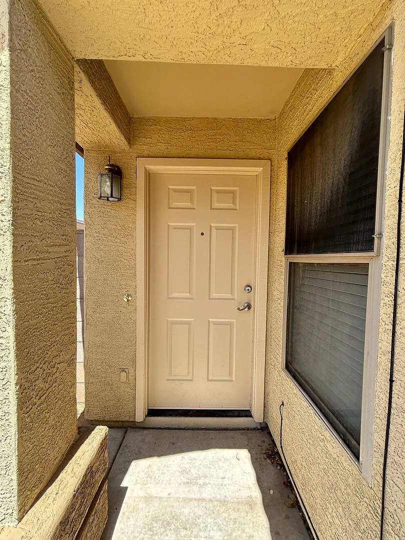 3 Bedroom + Den, 2 Bath home with New Flooring and Paint! — Photo 2