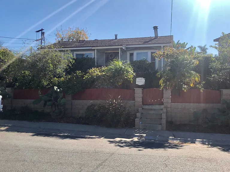 3055 Comstock St — Photo 2