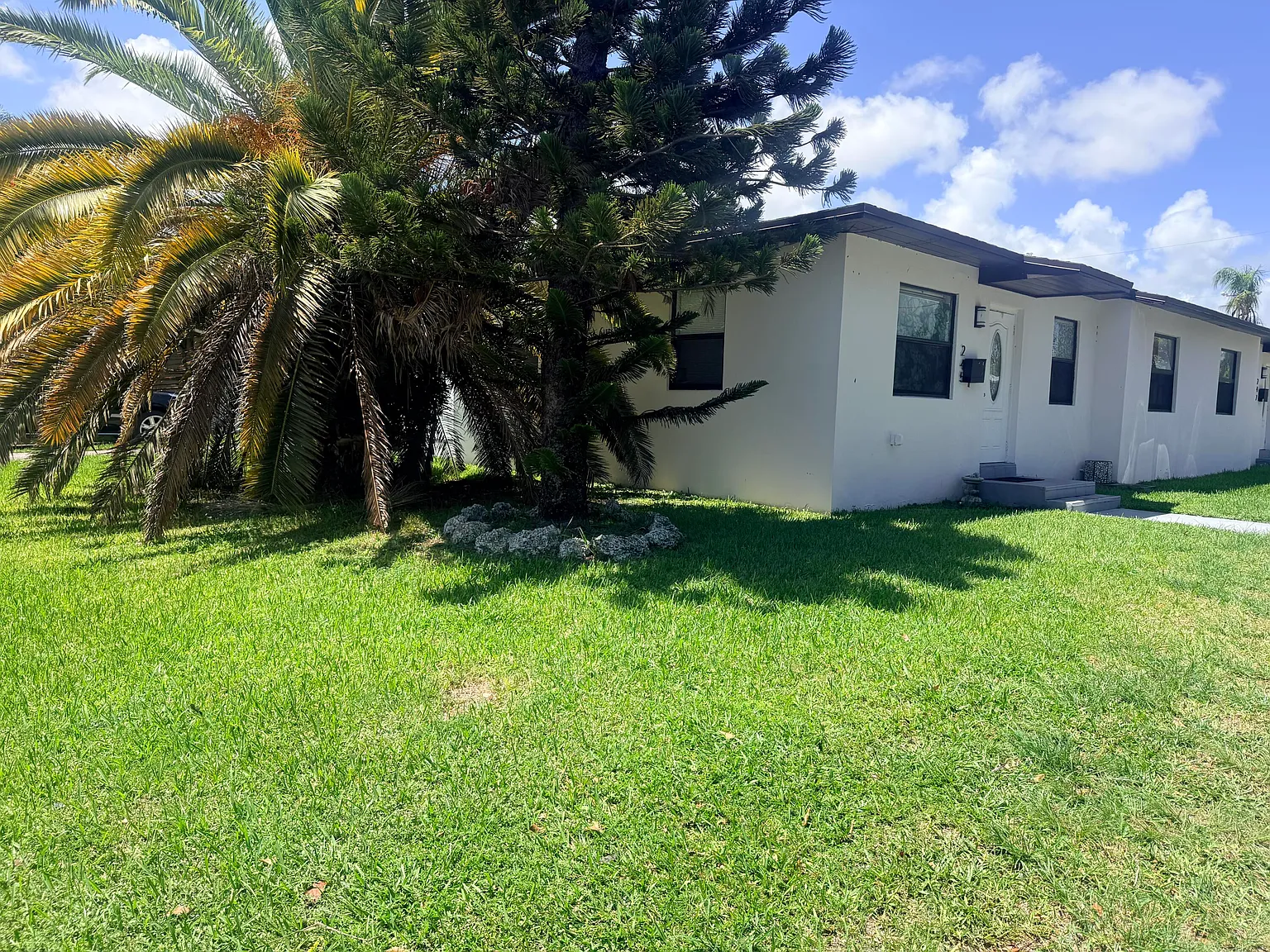 2 bed, 2.0 bath, 900 sqft, $2,600 — Photo 2