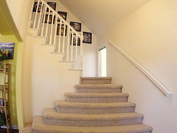 Entrance w/ vaulted ceilings