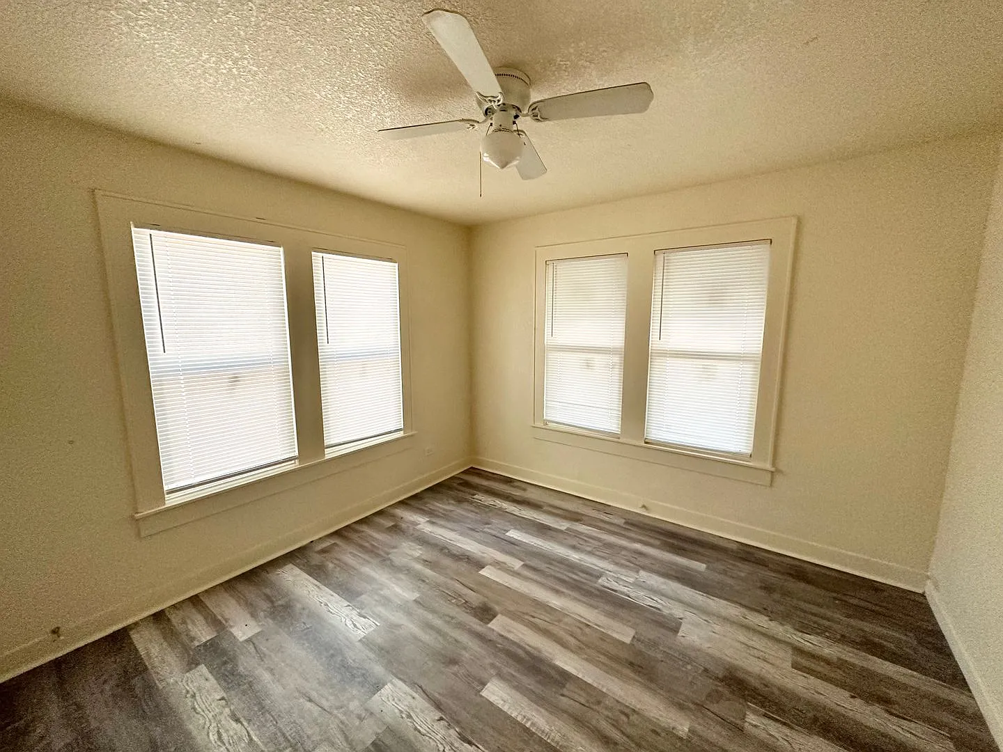 Accepting Housing Charming 2/1 with an additional living room or a 3rd bedroom — Photo 4