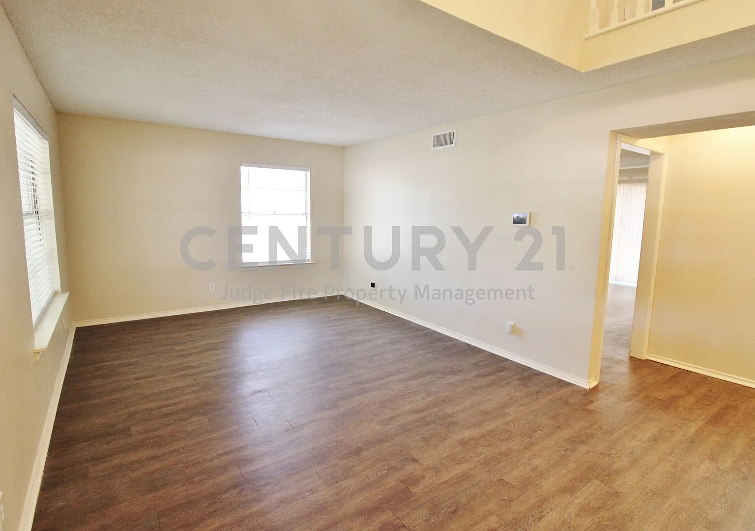 Charming 2-Story 4/2.5/2 Nestled on Corner Lot For Rent! — Photo 4