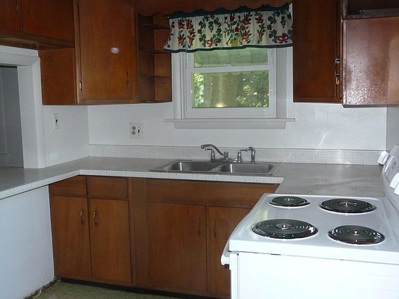 2nd image of 10141 Pine St