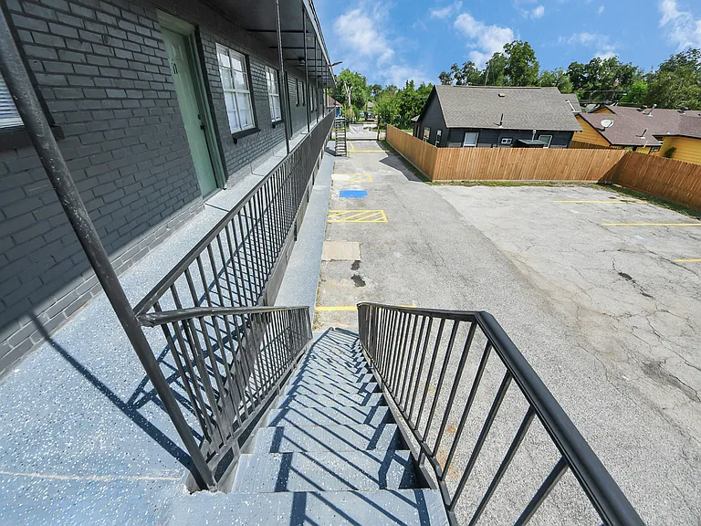 2110 Melbourne St — Photo 40
