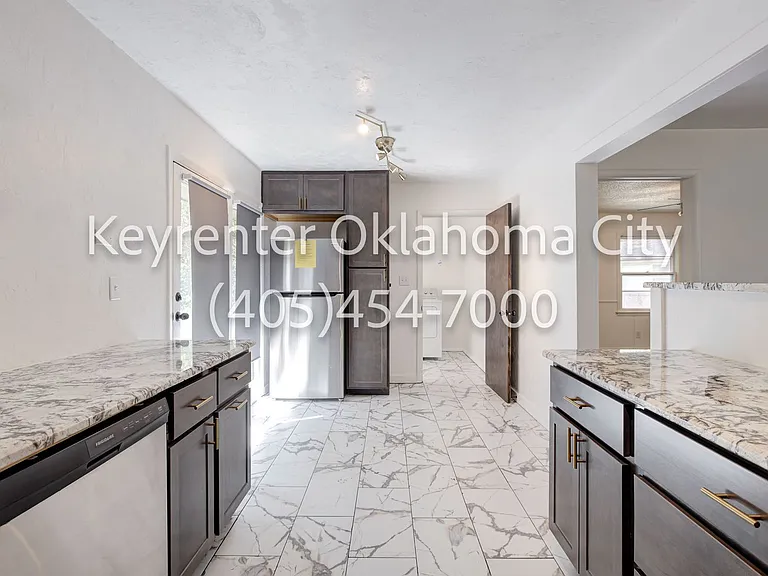 1524 Rowena Ln — Photo 16