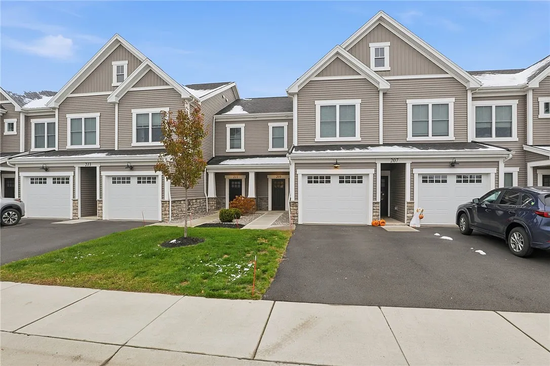 1 bed, 1.0 bath, 820 sqft, $2,120 — Photo 1