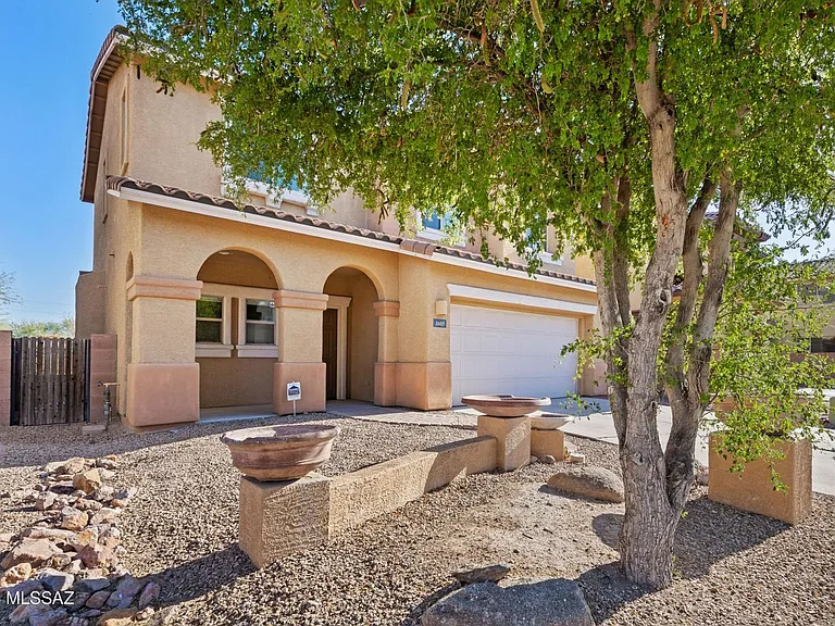1605 W Homecoming Way — Photo 2