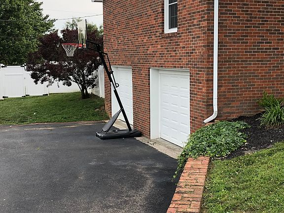 3rd image of 111 Thoroughbred Ln