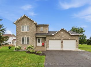 36 Frontenac Blvd, Russell, ON K0A 1W0