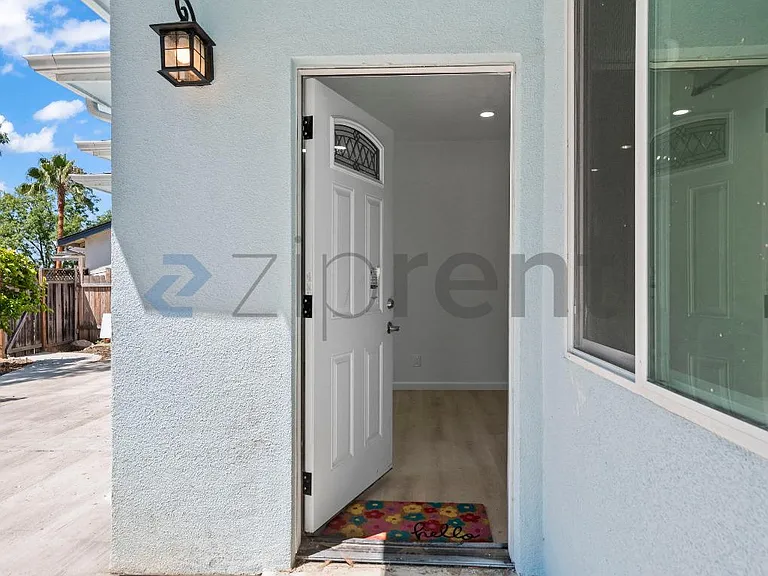 640 Plomosa Ct #B — Photo 5