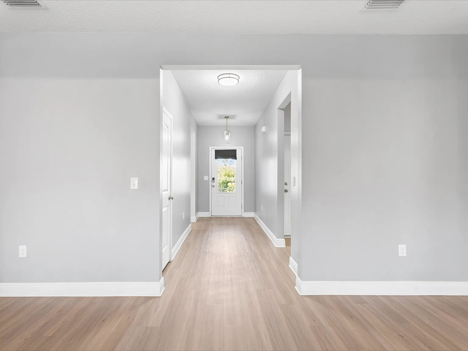 4 bed, 2306 sqft, $2,800 — Photo 4