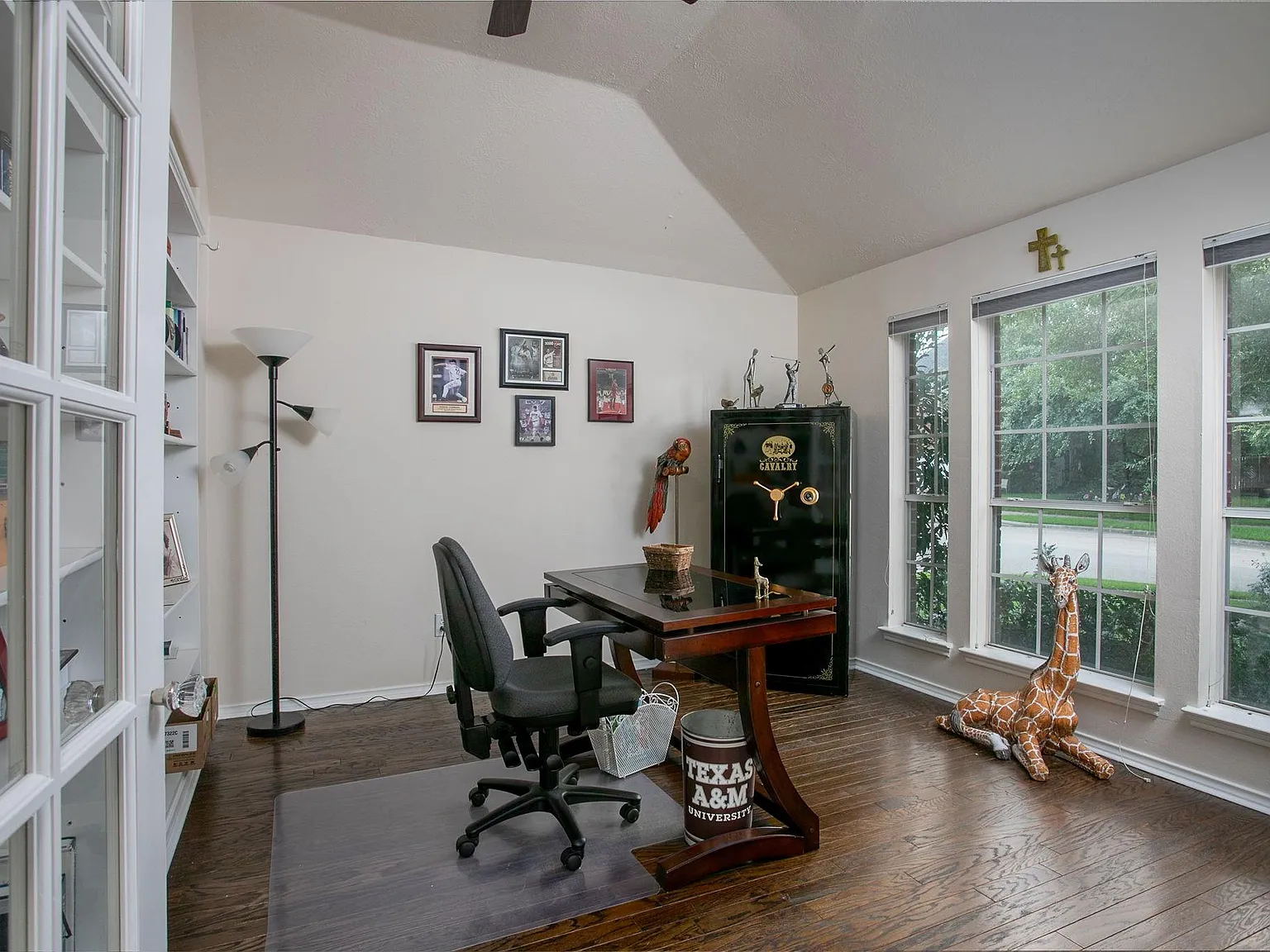 3 bed, 2.0 bath, 1938 sqft, $3,600 — Photo 3