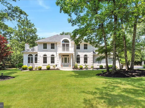 8 Foxhill Dr, Southampton, NJ 08088