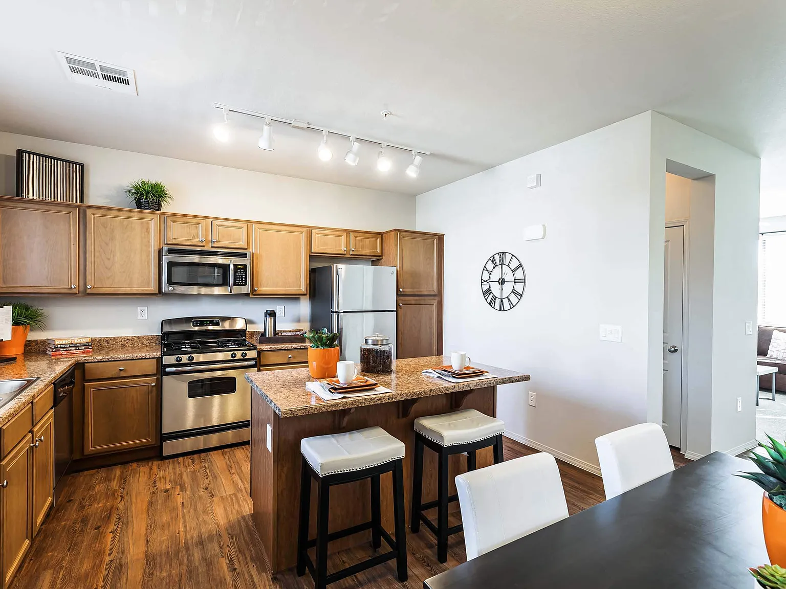 EVERETT APARTMENT HOMES — Photo 4