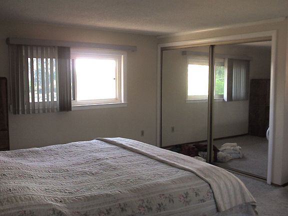 Large Master w/Mirror Closet Doors