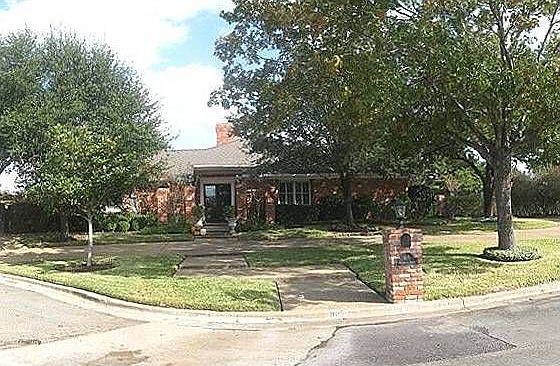 1st image of 905 Arlington Dr