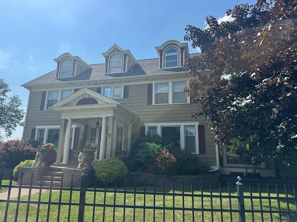 72 Wolcott St, Le Roy, NY 14482