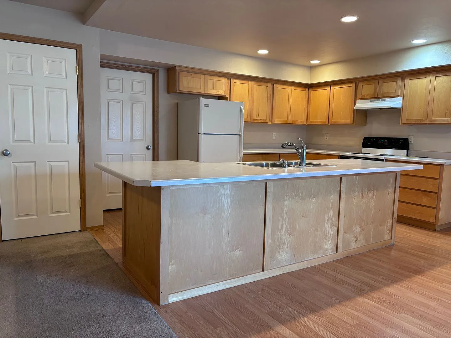 Spacious 3BR 2BA duplex home with attached garage. — Photo 2