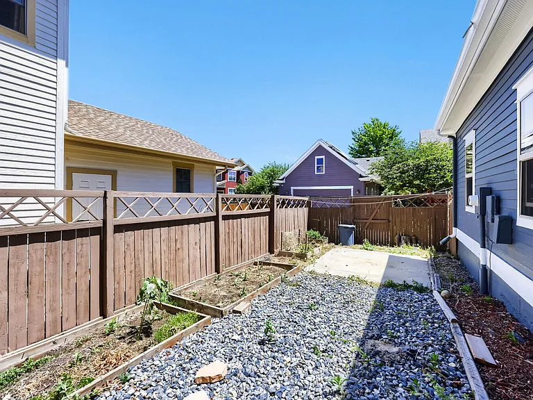 592 Mills St — Photo 27