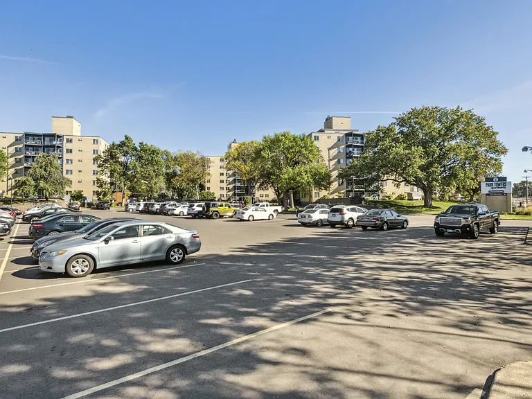 Park Towers — Photo 27