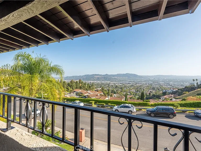 1350 E Tujunga Ave — Photo 39