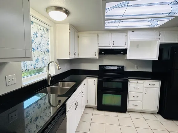 18530 52nd Ave W APT D7, Lynnwood, WA 98037