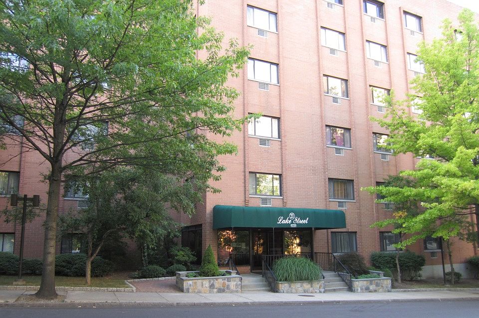 1st image of 21 Lake St APT 3J