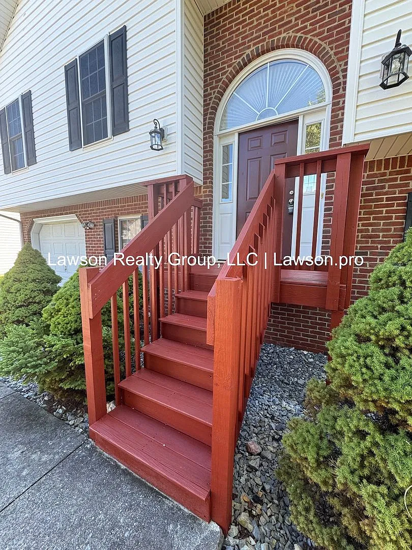 Three Bedroom Split Level with Garage and Fenced Yard — Photo 2
