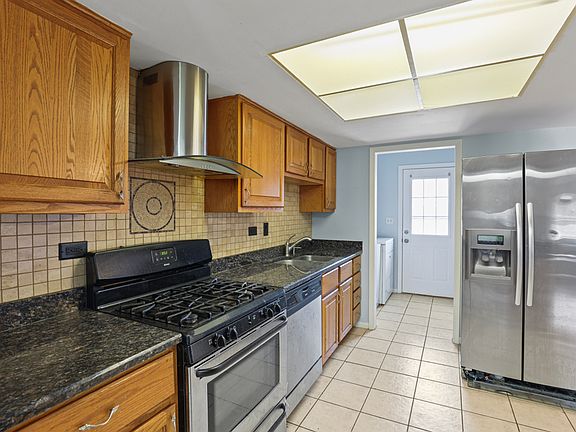 4th image of 832 Carnaby Ct
