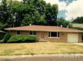719 Oxford Ave, Pekin, IL 61554
