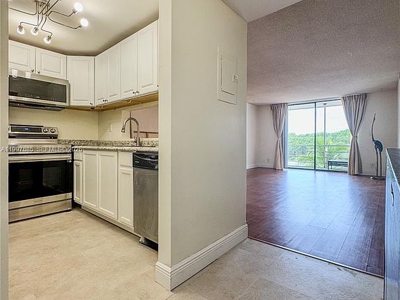 4th image of 2935 NE 163rd St APT 4T