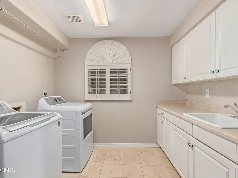 1211 E Desert Flower Ln — Photo 35