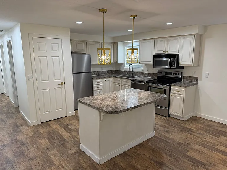 2637 Eastlake Dr SE — Photo 4