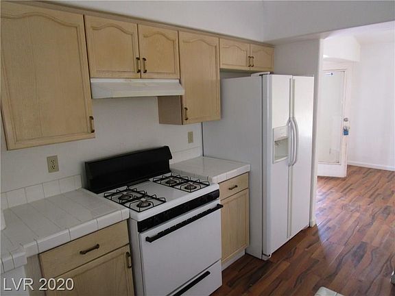3rd image of 5030 Lark Canyon Ct