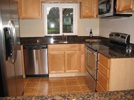 New Kitchen w/Granite & SS Applinaces