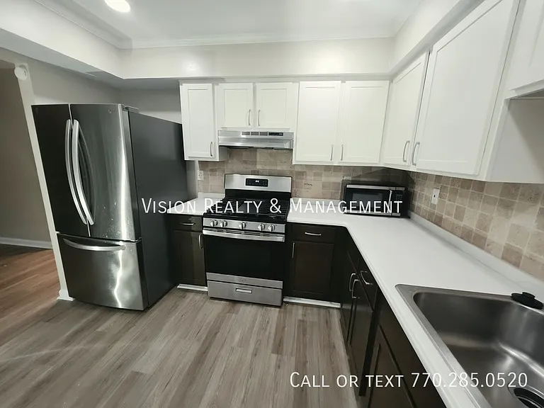5025 Brittany Dr — Photo 9