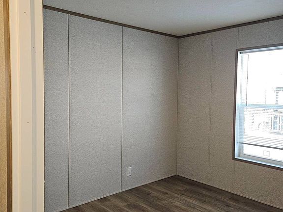 5th image of 607 Skyline Rd W