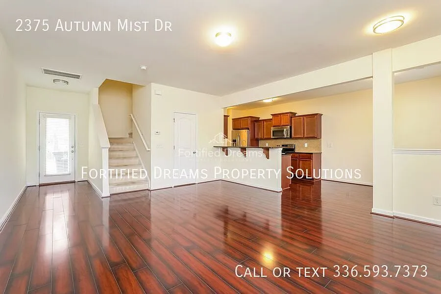 3 Bed, 2.5 Bath in Hillcrest Towne Center | 2-Car Garage, Community Pool — Photo 3