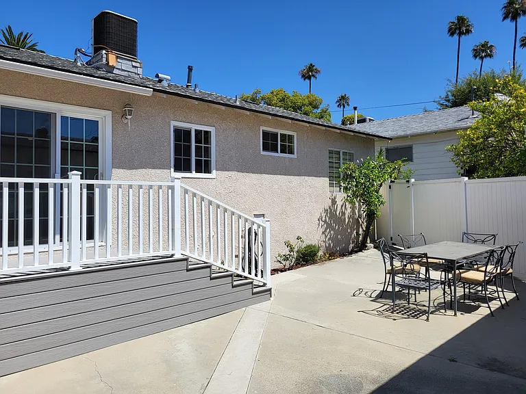924 E Tujunga Ave — Photo 10