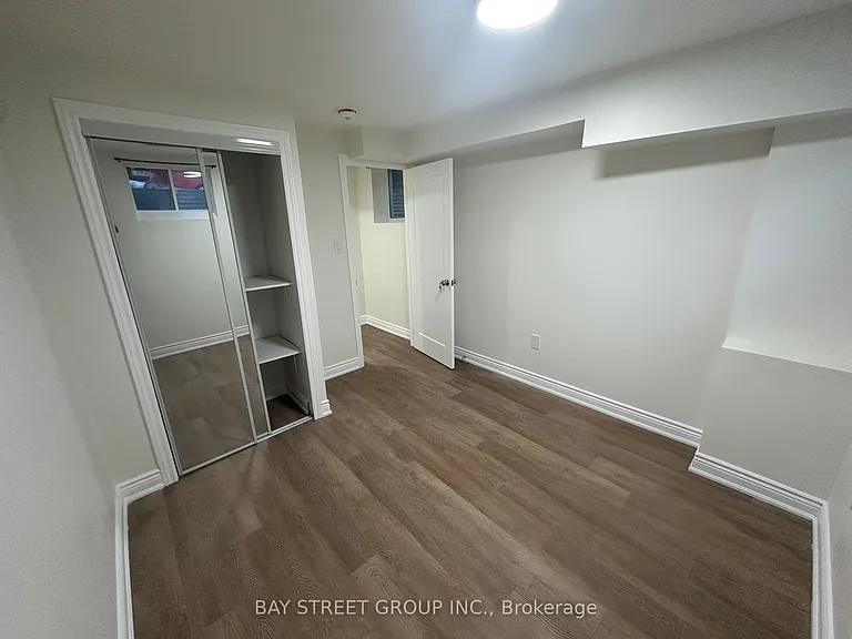 138 Sutherland Ave — Photo 12