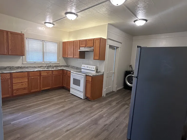 220 NW 4th St — Photo 7