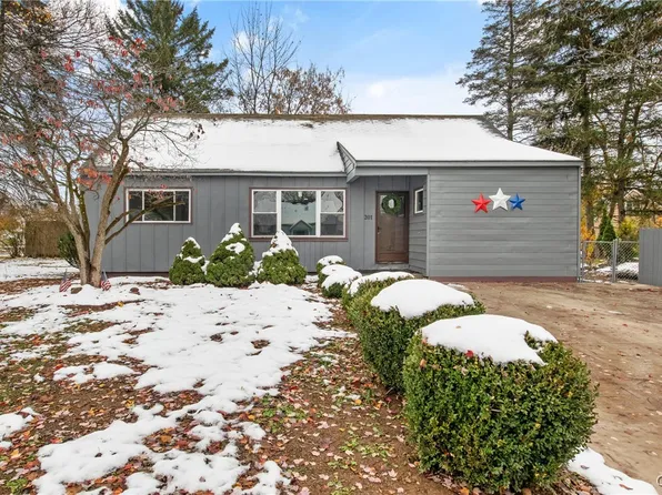 201 Orchard Dr W, North Syracuse, NY 13212