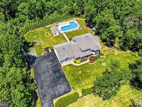 4th image of 122 Lillian Ave