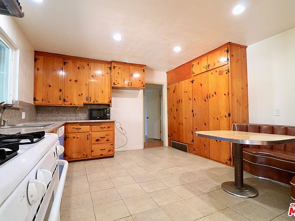 5th image of 601 N Morada Ave