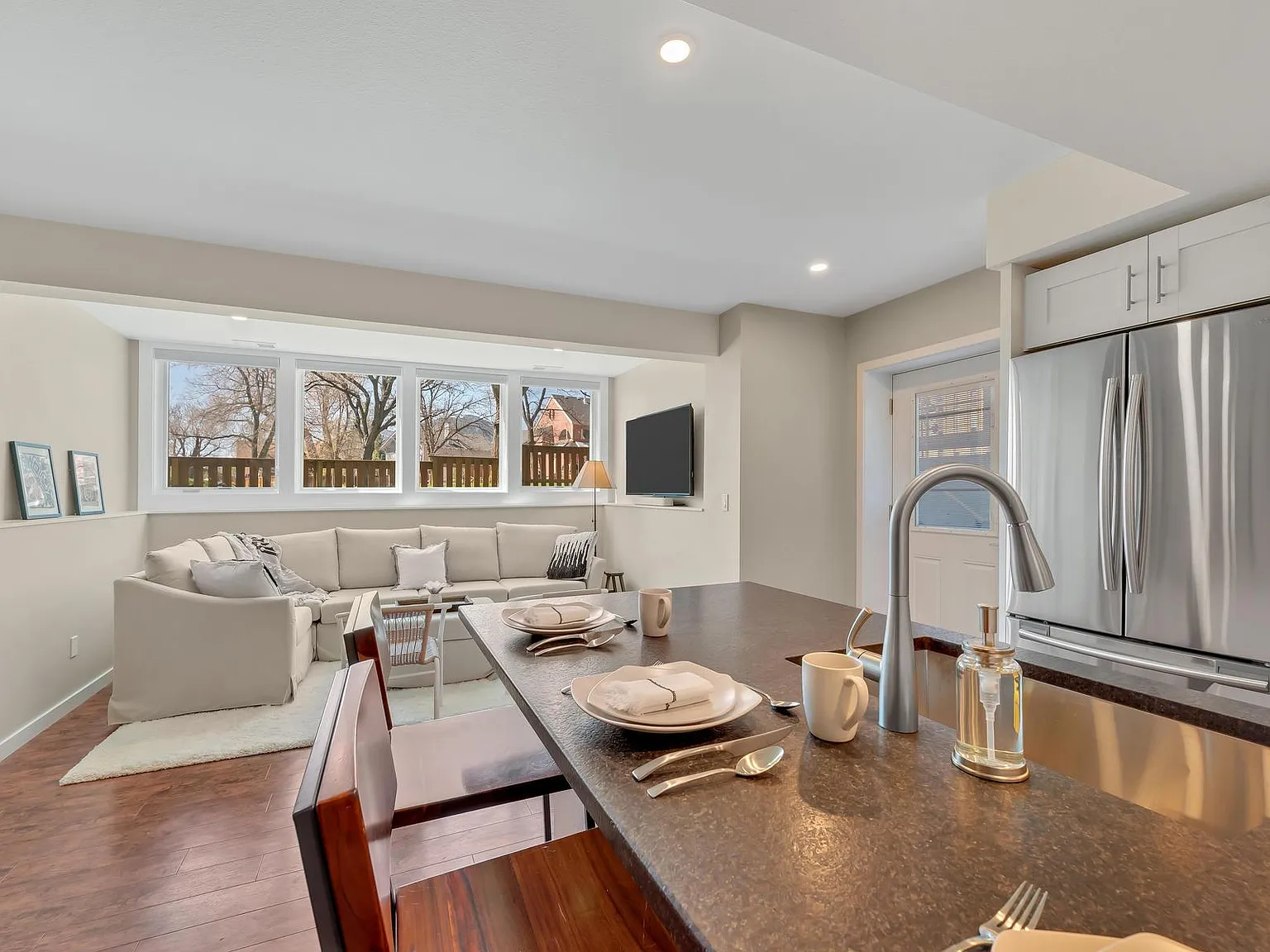 2 bed, 926 sqft, $3,500 — Photo 1