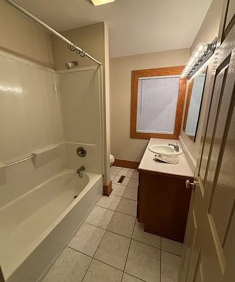 642 35th St #2 — Photo 9